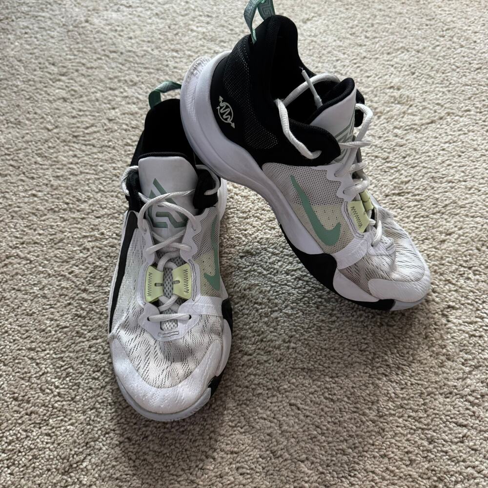 Nike Giannis Immortality 2 in White Black Volt Basketball Shoes Size 6 Youth